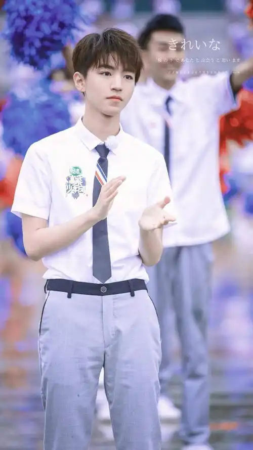 王俊凯穿校服小合集干净气质也能帅气逼人