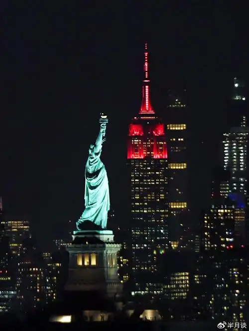 2月8日晚,美国纽约帝国大厦亮起中国春节主题灯光.新华社记者 李睿 摄