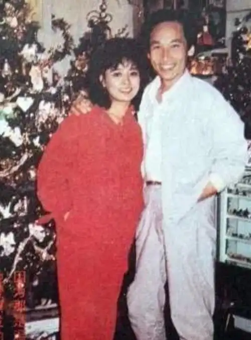 刚结婚一年,张瑜决定便决定去美国留学,丈夫张建亚并不赞成.