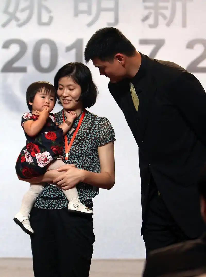 67姚明是中国的篮球巨人,只是在退役之后,运动量的减少以及工作的