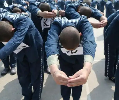 郑州千余名未成年服刑人员广场齐诵弟子规