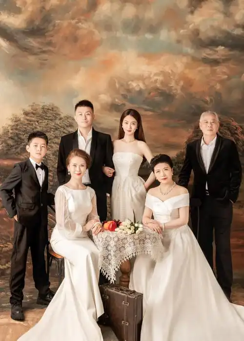 超美60一组仪式感十足的油画风全家福亲子照