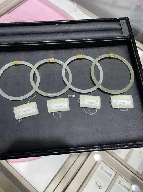 周大福和田玉手镯