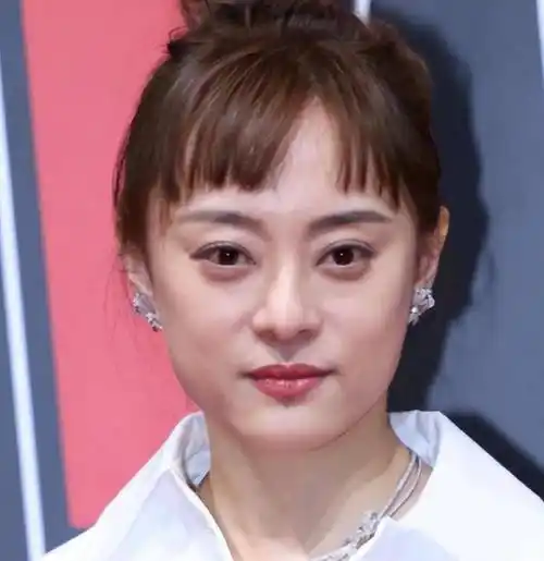 衣服选不好就算,造型也不对,别人都把头发散下来遮脸,孙俪把头发全都