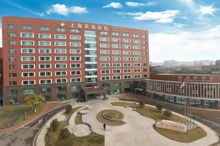 1999年他曾赴美国纽约大学西奈山医学中心从事腹腔镜外科研究,并且是