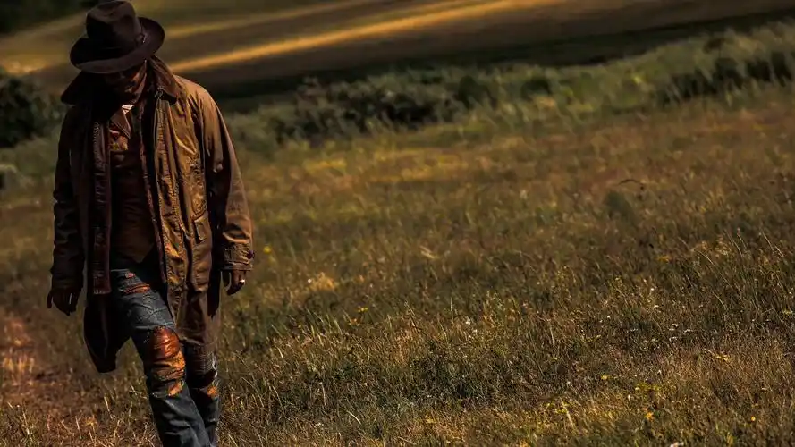 谭凯化身西部牛仔草原漫步气质出众