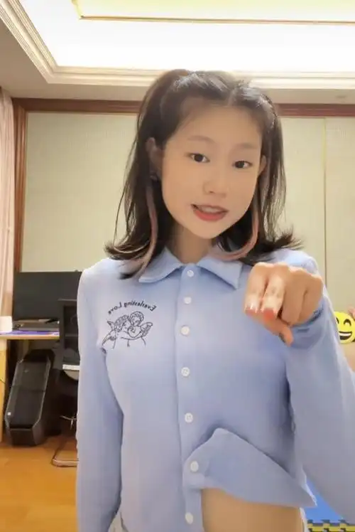 小沈阳女儿染发热舞故意卷起衣服露细腰14岁长成一张高级脸