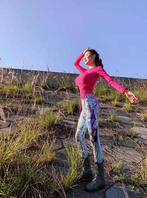 放飞自我的性感魅力女神潘春春这身材逆天了