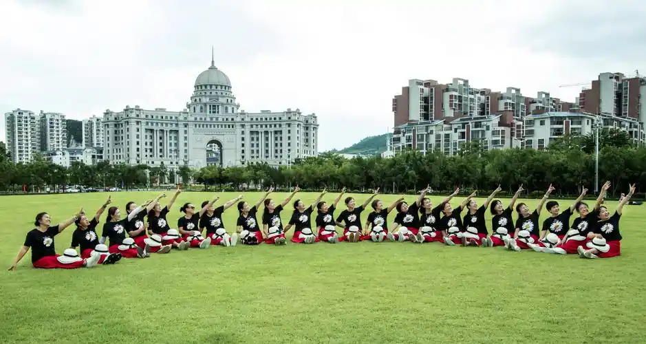 广西幼师四班同学毕业四十周年聚会纪实(一) 写美篇白衣红裙拍照完毕