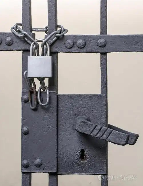 锁定的铁监狱大门