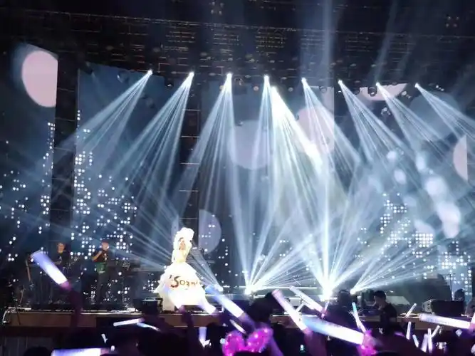 冯提莫演唱会完美谢幕,现场变灯光海洋,网友:她是重庆百灵鸟|无界_新