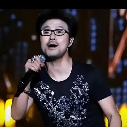 但汪峰和萧敬腾的"预言家"和"雨神"人设,真的是稳得出奇