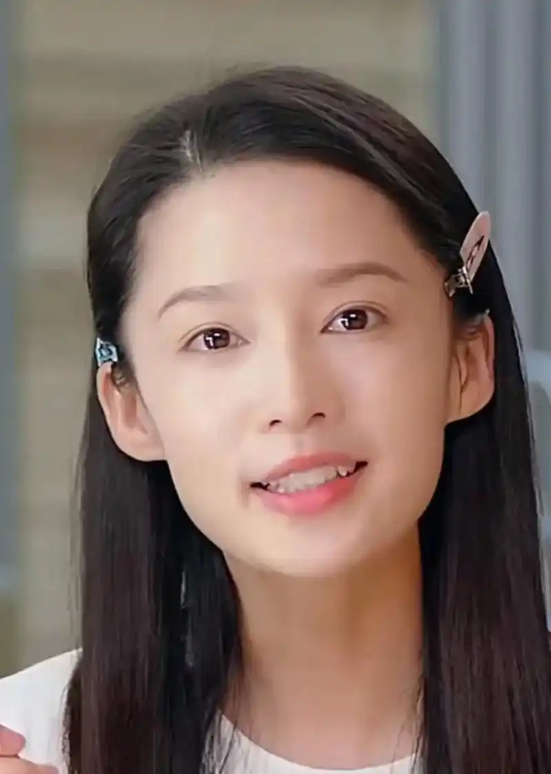 李沁近距离展示自己的颜值,她的双眼皮特别自然,不化妆的时候眼睛也亮