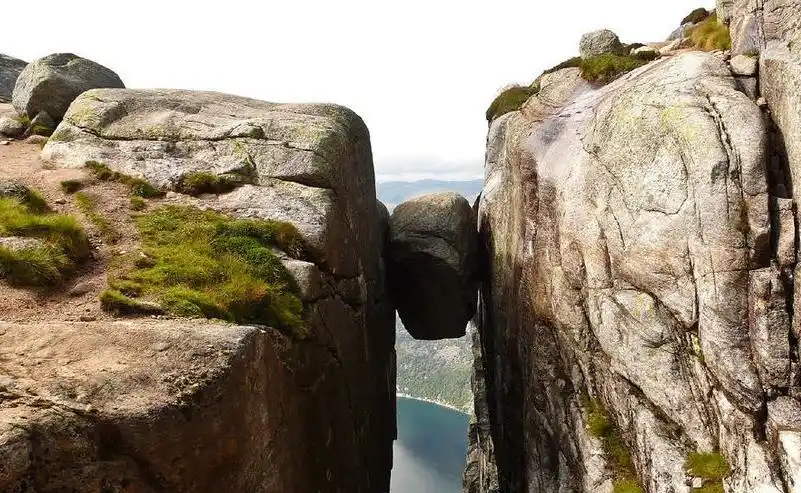 世界上最危险的石头之一,薄如纸片伸出悬崖,你敢挑战吗?