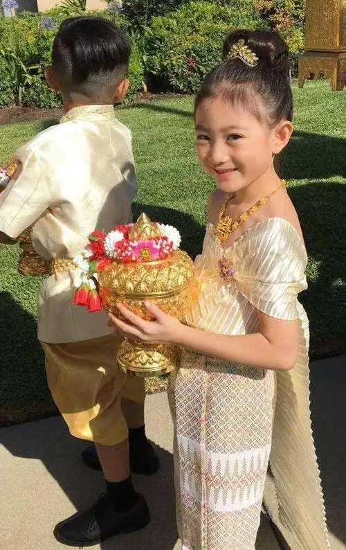 有一种"整容式"的长大叫奥莉,大国字脸小眼睛,越来越像李小璐了!