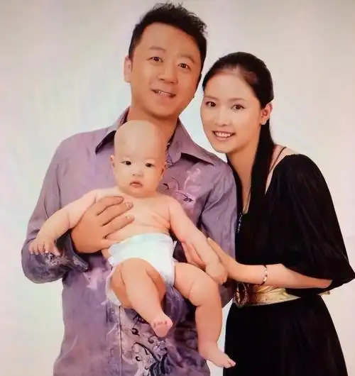 回顾演员郭涛娶小17岁重庆美女李燃婚后生一儿一女幸福美满