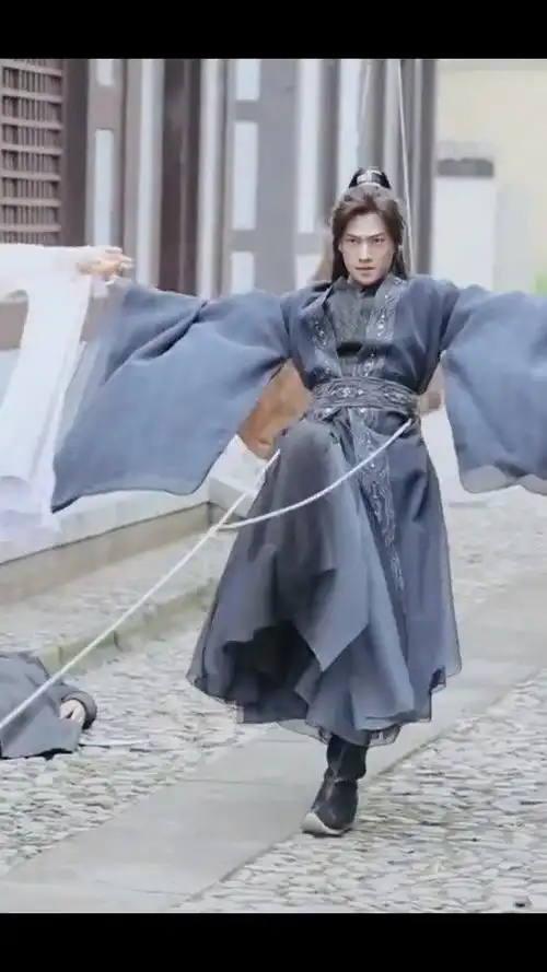 杨洋吊威亚把鞋飞掉了##杨洋吊威亚鞋掉了花絮视频