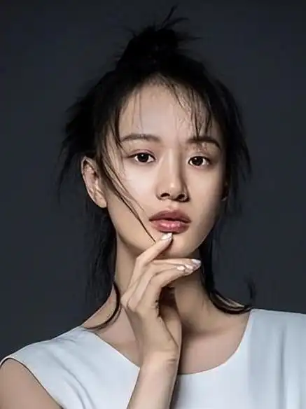 他们很快相爱在一起,甜蜜幸福,李梦以为终于找到了内心的依靠.