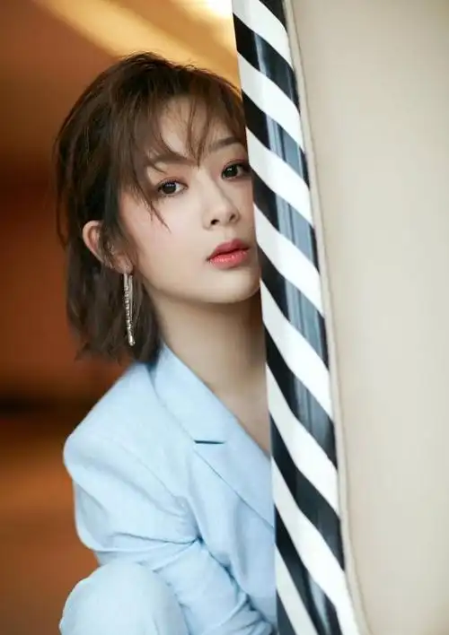 邻家小女孩的杨紫换风格西装穿搭太a了微卷短发甜美显气质