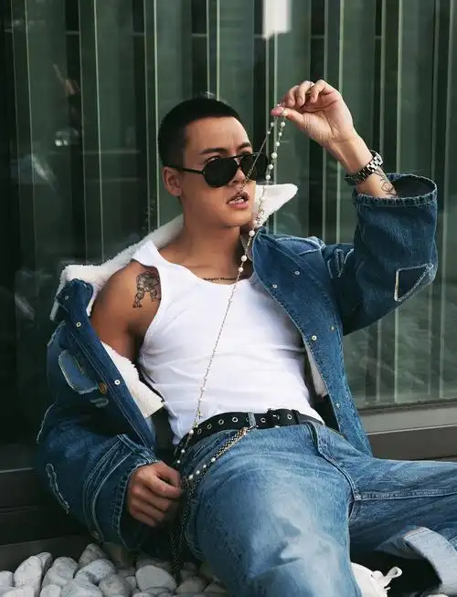 陈伟霆牛仔风穿搭出席品牌活动 网友:上头第一名!