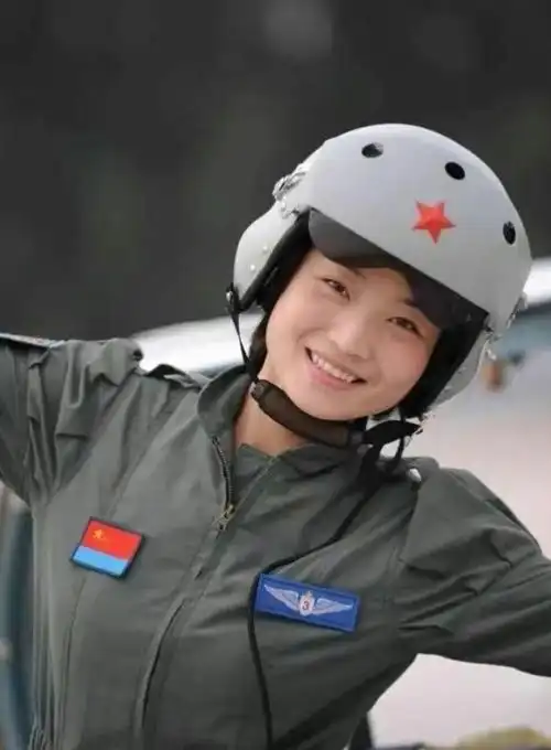 余旭是中国首批能够驾驶三代战机执行任务的女飞行员之一.