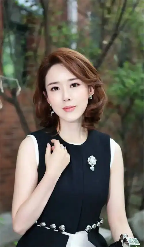 回顾著名演员颜丹晨我这辈子正确的决定就是44岁为小丈夫生儿子