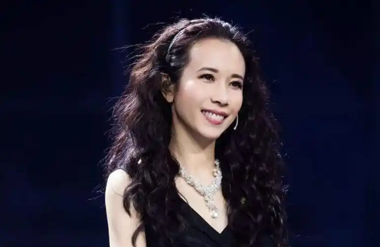 50岁莫文蔚素颜依旧美,与老公弹琴庆生,却被"年轻老公"抢镜?