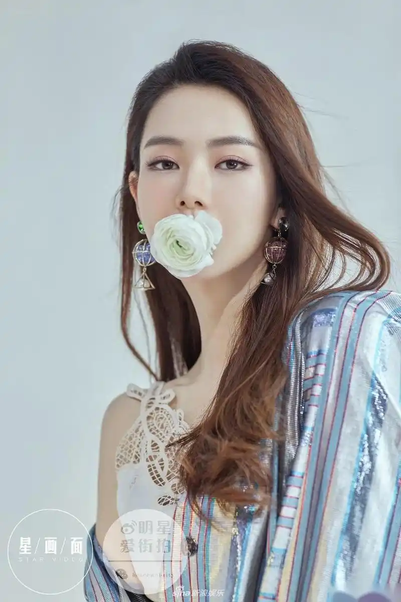 戚薇《星画面》大片曝光,留着优雅长发的戚薇,拥有着令人为之心醉的