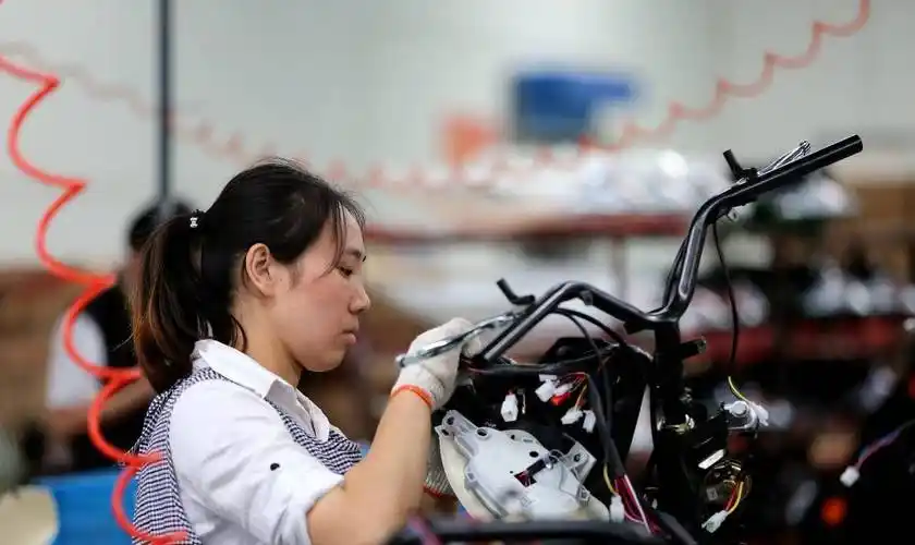 直击工厂流水线上年轻的农村女孩:没有诗和远方,只想好好地活着