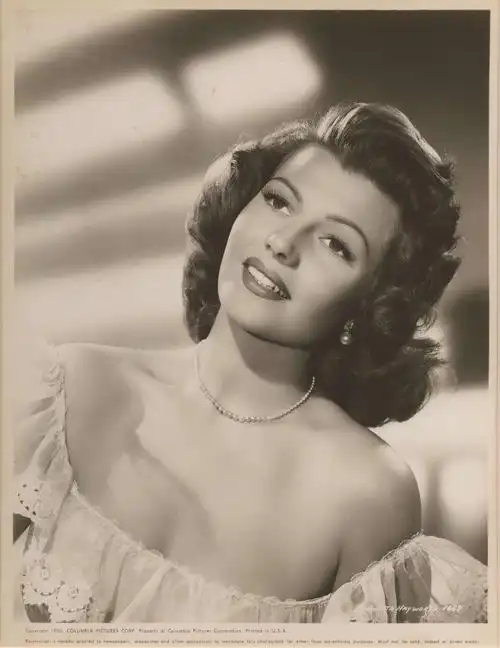 1950年美国著名女影星丽塔海华丝宣传照片一张,尺寸:19.2×25.