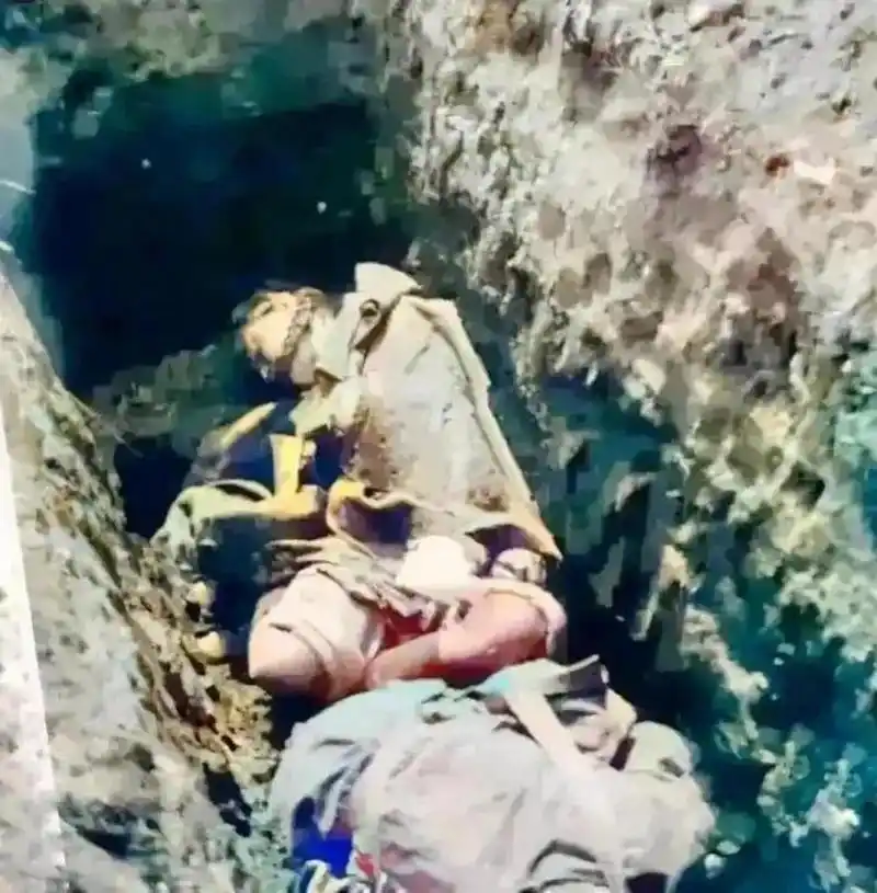 上个世纪二战期间,一名苏联女兵阵亡在土坑里,照片中看得出来,她蜷缩