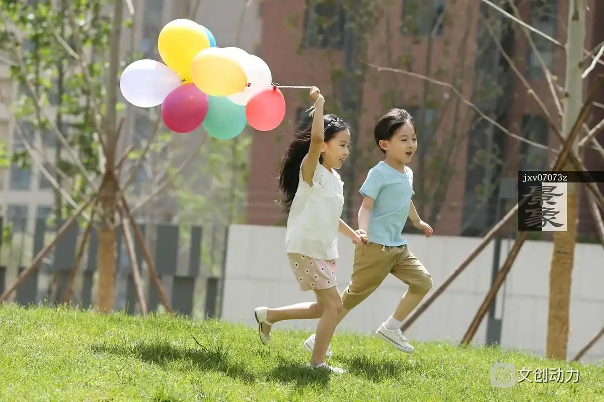 快乐儿童在户外玩耍