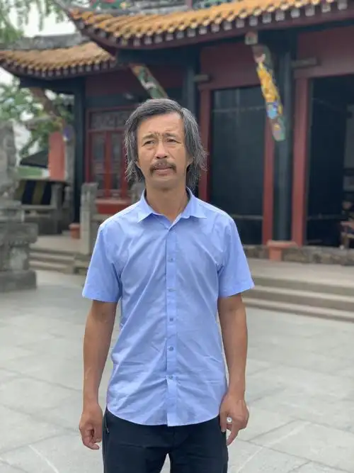 流浪大师沈巍爆红后直播认干儿子饭局不断仍在流浪