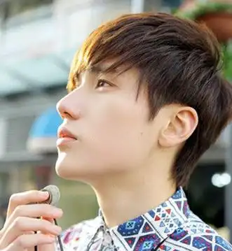 春季男生剪什么发型好 个性的男生纹理烫发发型