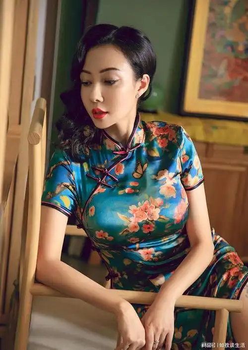 旗袍不愧是有国粹之称配上小姐姐精致的卷发让人不禁为之沉醉