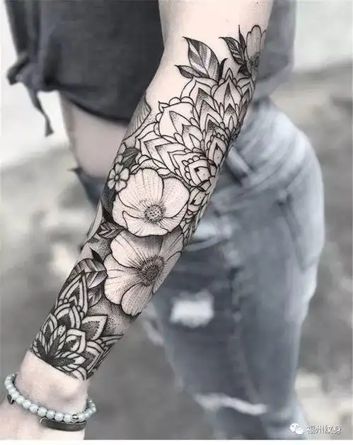男人要在左手臂上刺青
