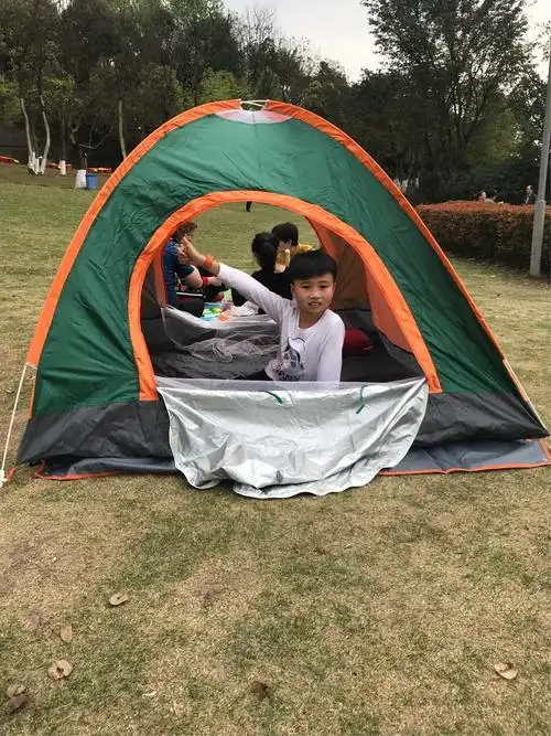 撑起帐篷,晒太阳