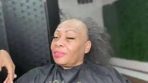 丑大妈这头发快掉完了,戴上假发后,年轻了10岁