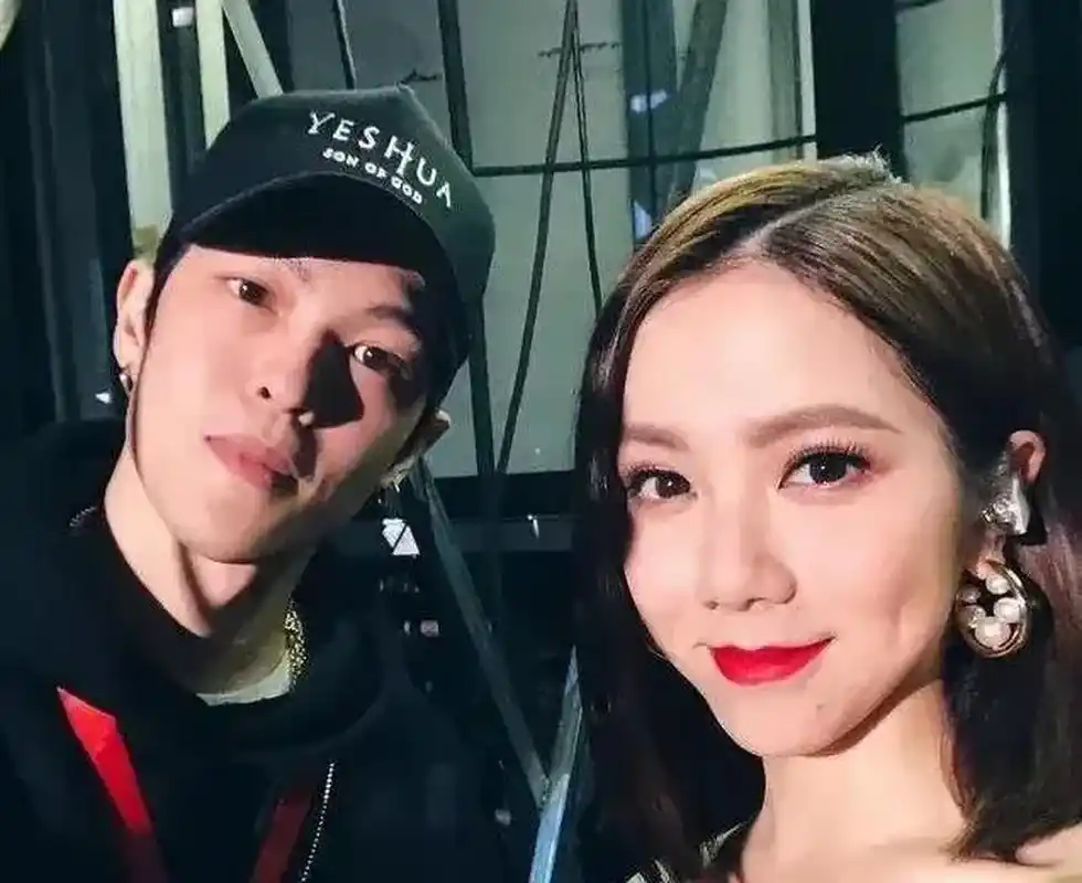 九年的恋情功亏一篑,邓紫棋曾经流着泪打电话给林宥嘉说,你要我等你