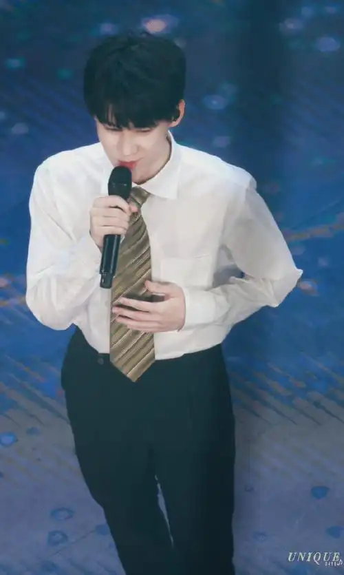 张真源专业考试拍立得照