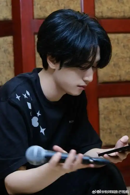 严浩翔拍照侧颜