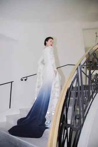 中国华服设计师熊英身着《瑞龙太极》亮相戛纳