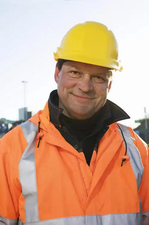 西方人,一个人,建筑工人,站,笑,微笑,竖图,室外,特写,白天,正面,工作