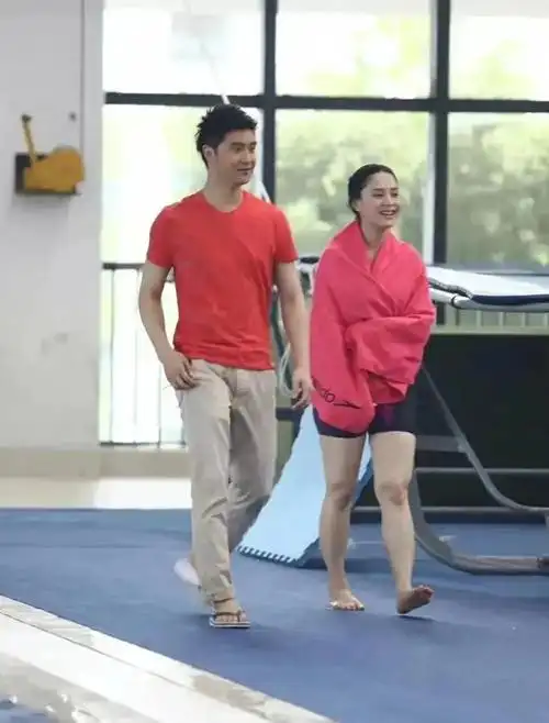 和田亮同框的运动员是谁看身材也不像是跳水的大腿这么粗