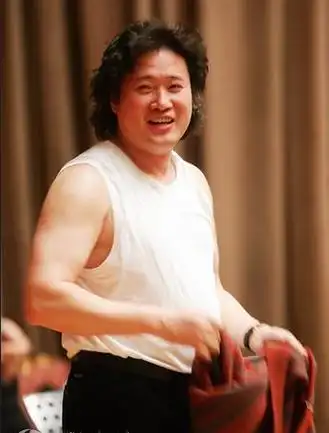 回顾男高音戴玉强40岁成名与初恋结婚29年如今女儿成他骄傲