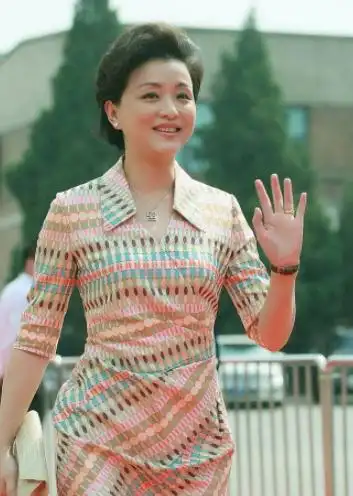央视主持人杨澜的低调情史,跟初恋老公离婚后,再嫁百亿富豪