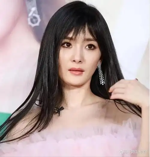 留齐刘海气质全无?露额头才年轻大方?中年女星们来告诉你答案