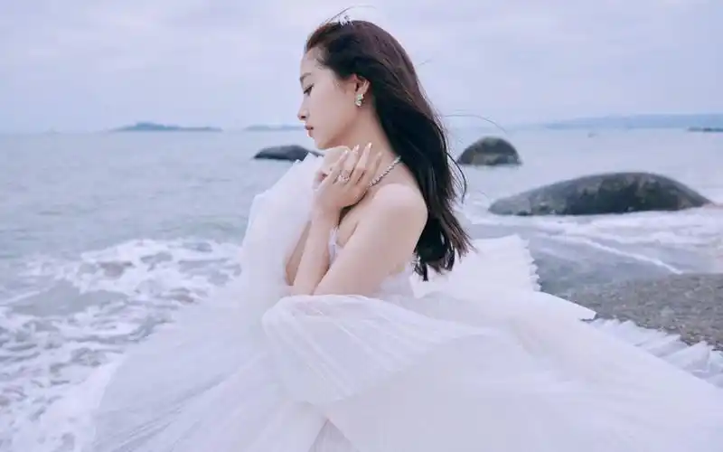 关晓彤浪花裙优雅写真桌面壁纸_大陆明星_壁纸下载_美桌网