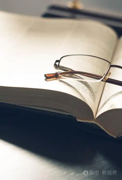 一堆书和眼镜,复古效果的图片