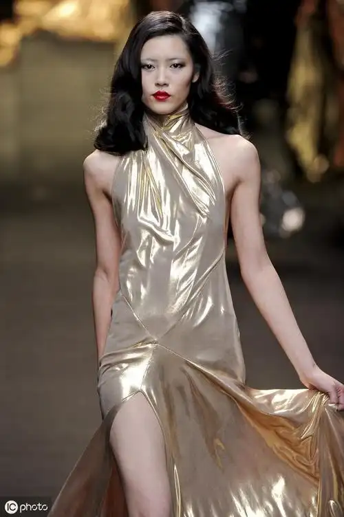 第一张的哪吒头太抢镜刘雯刘雯走秀刘雯穿透视装走秀 凸显好身材性感